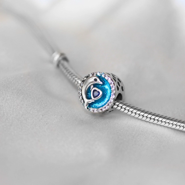 Srebrny Charms Delfin na Niebieskim Tle