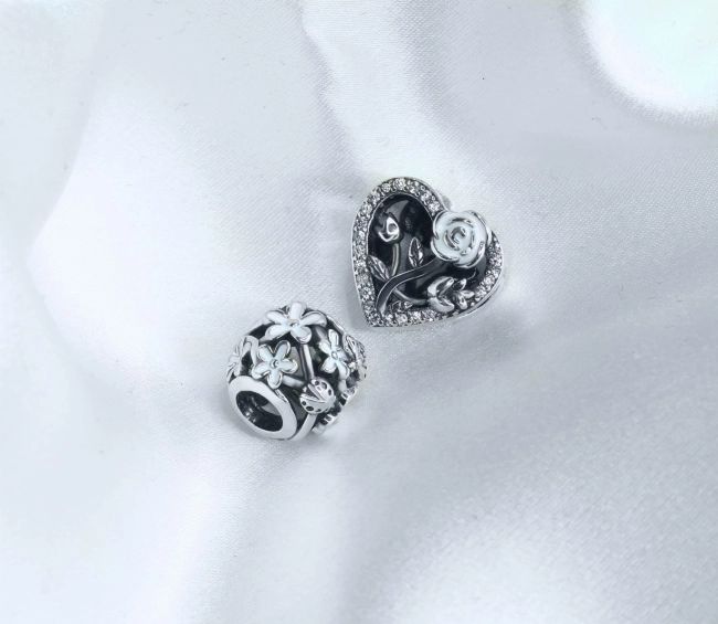 Srebrny Charms Róża w Sercu