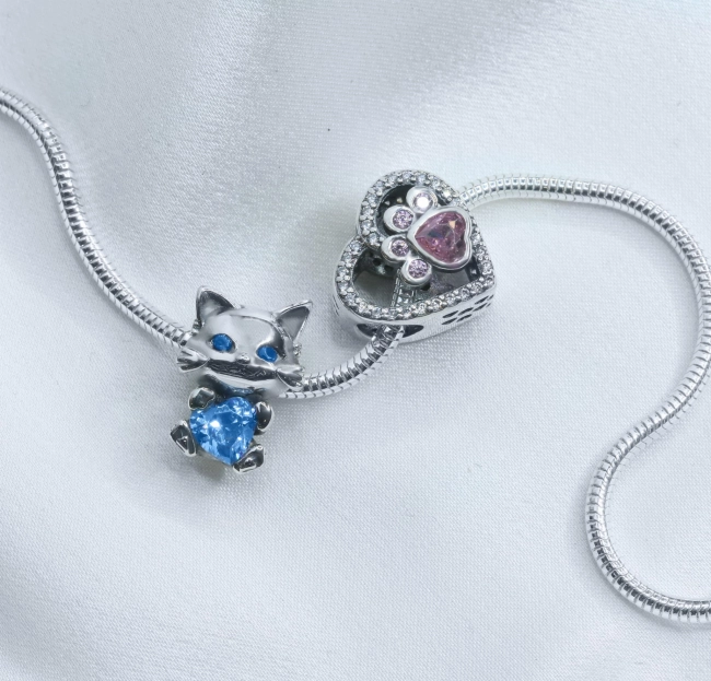 Srebrny Charms Kotek z Niebieskim Sercem