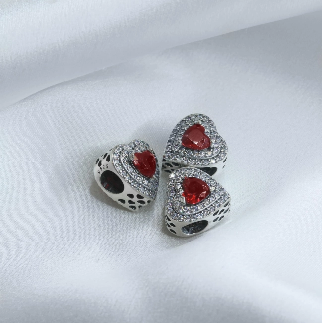 Srebrny Charms Rubinowe Serce Podwójny Rząd Cyrkonii