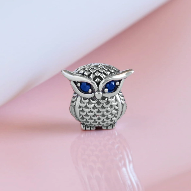 Srebrny Charms Mądra Sowa z Niebieskimi Oczami