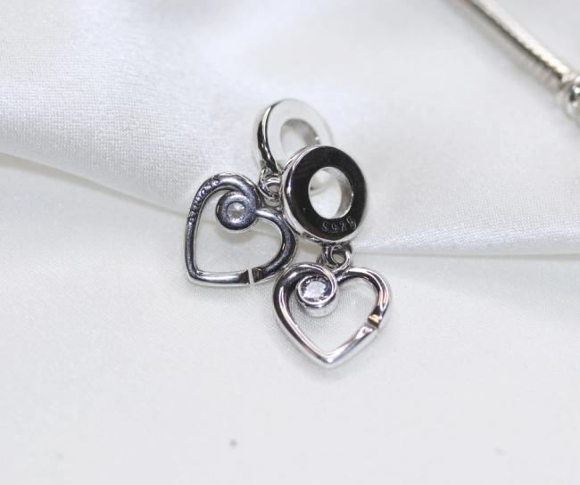 Srebrny Charms Dwie Zawieszki Serce Blisko Serca