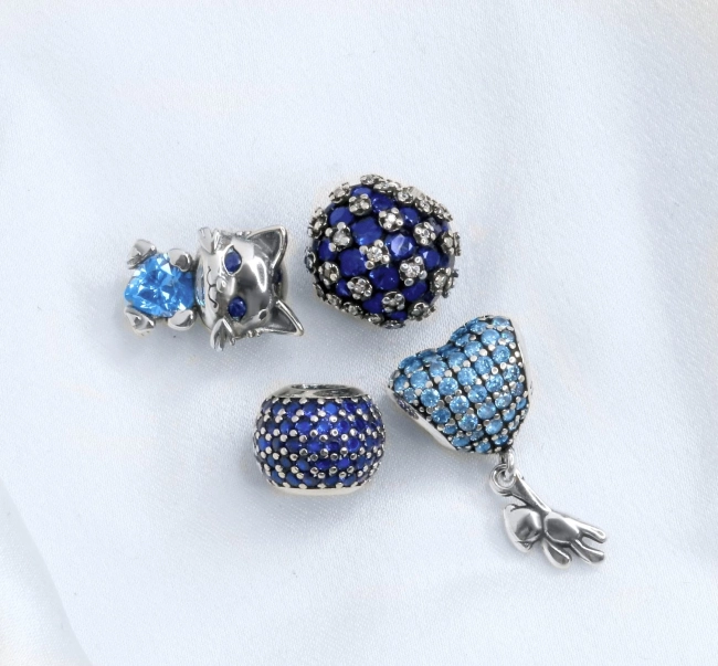 Srebrny Charms Kotek z Niebieskim Sercem