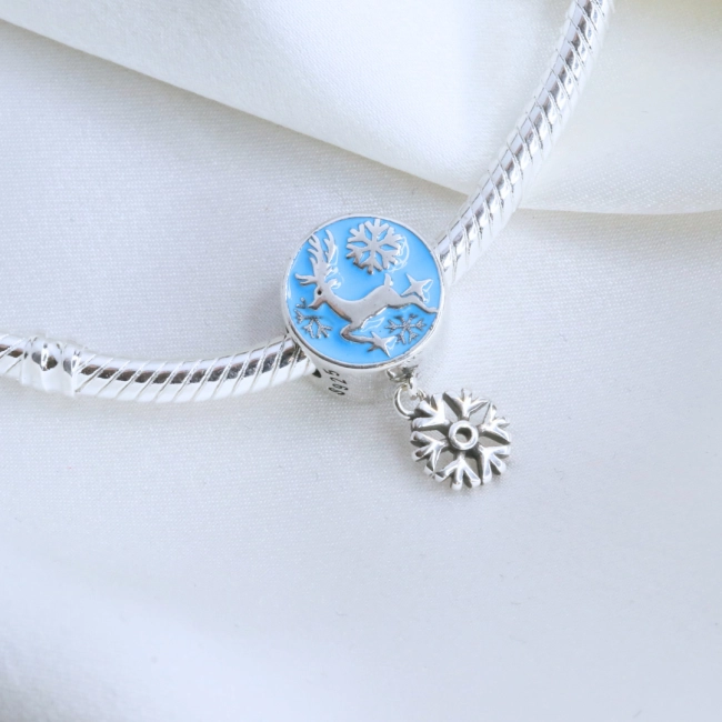 Srebrny Charms Renifer na Niebieskim Tle