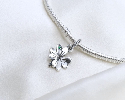 Srebrny Charms Zawieszka Koniczynka z Zielonym Oczkiem