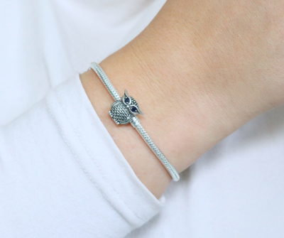 Srebrny Charms Mądra Sowa z Niebieskimi Oczami