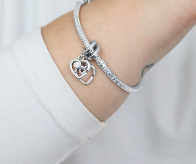 Srebrny Charms Dwie Zawieszki Serce Blisko Serca